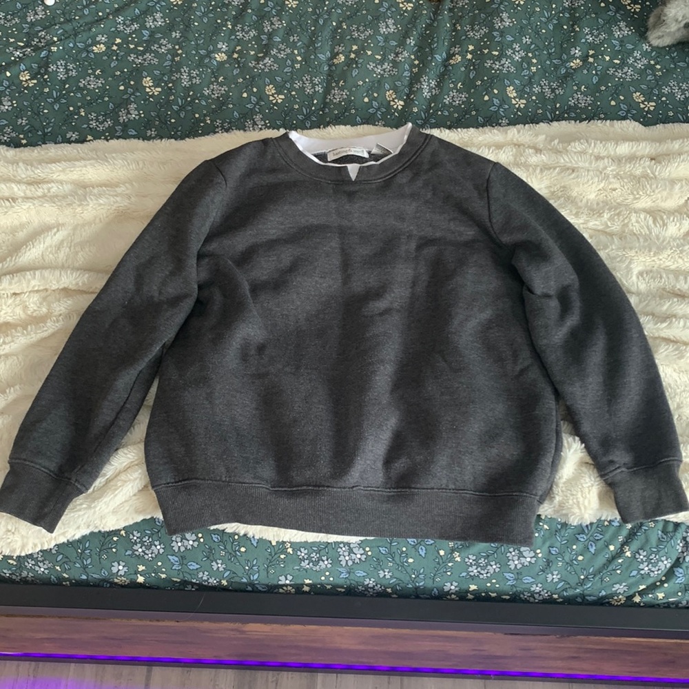 Petite sized Crewneck with pretty white collar